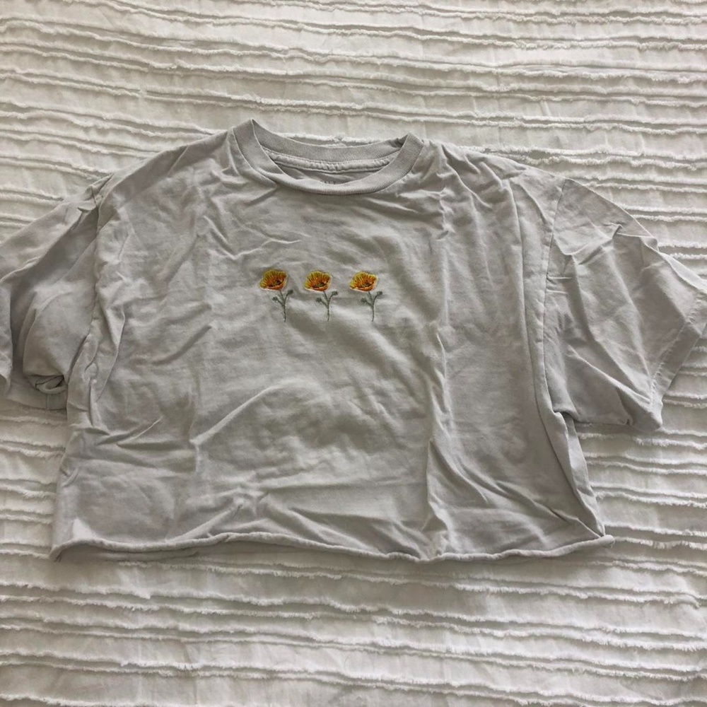 BRANDY MELVILLE three flower cropped tee